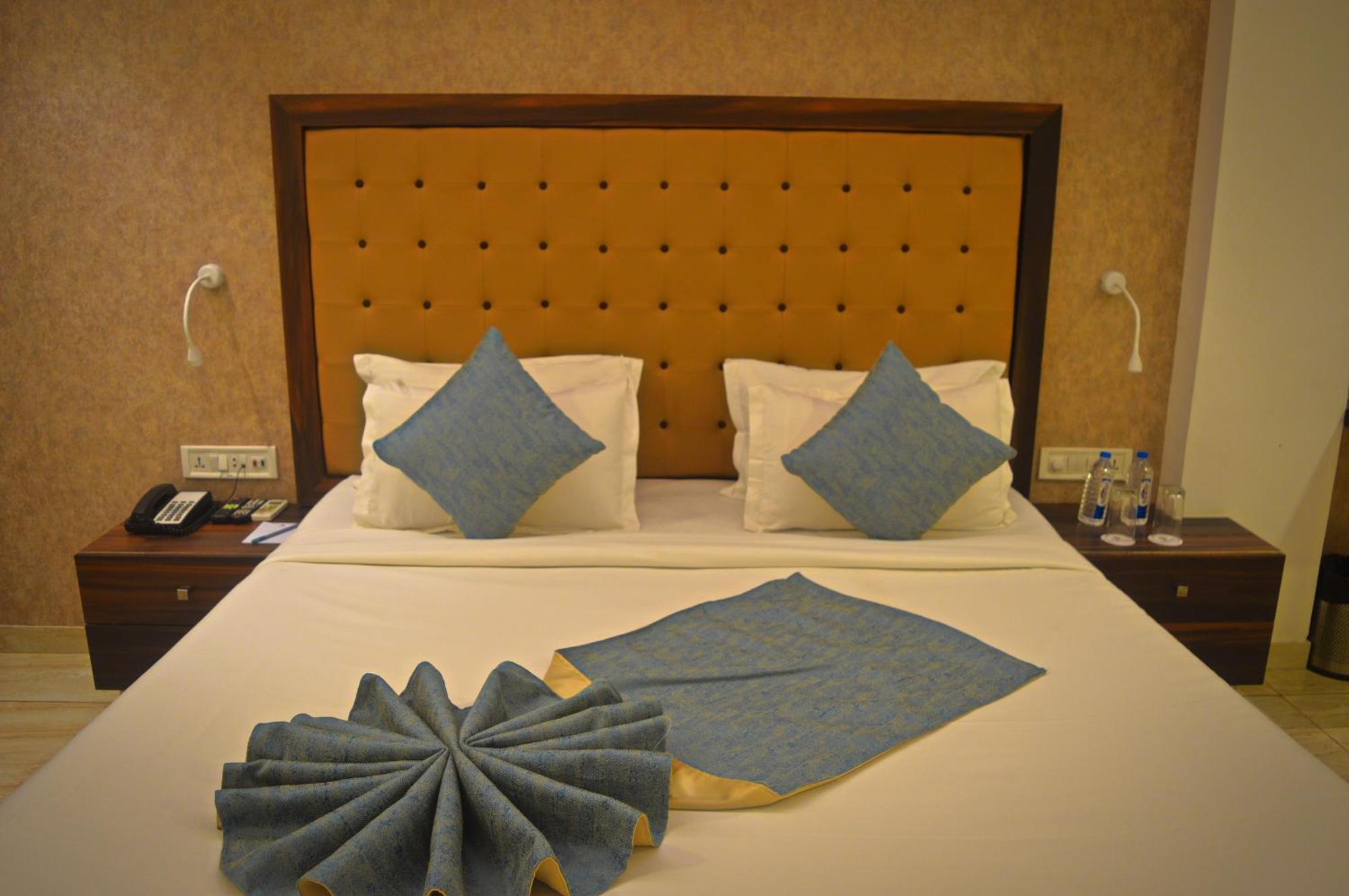 Click Hotel By Suba, Jāmnagar Esterno foto